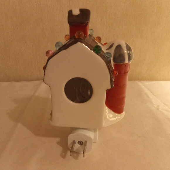 LIGHTED RETRO BARN WITH SILO &.CHRISTMAS TREE XMAS HOLIDAY NIGHTLIGHT HOME DECOR - Picture 8 of 10